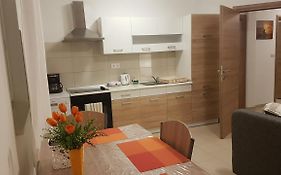 Apartment Orange Brist